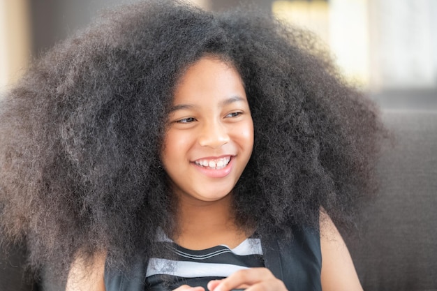 Ragazza afroamericana che gioca a casa