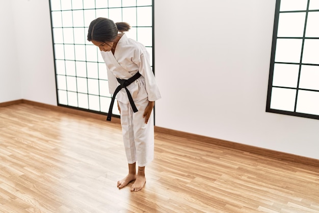 Ragazza afroamericana che indossa il karate di addestramento del kimono al centro sportivo