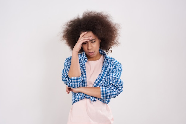 Ragazza afroamericana è in posa stressata.