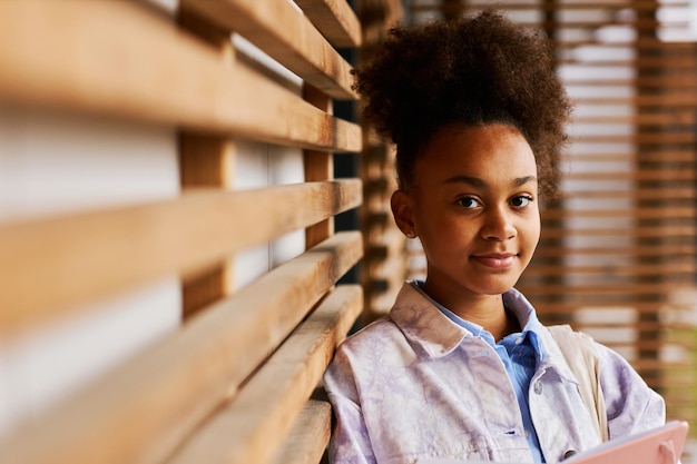 Ragazza afroamericana giovanile serena in abbigliamento casual