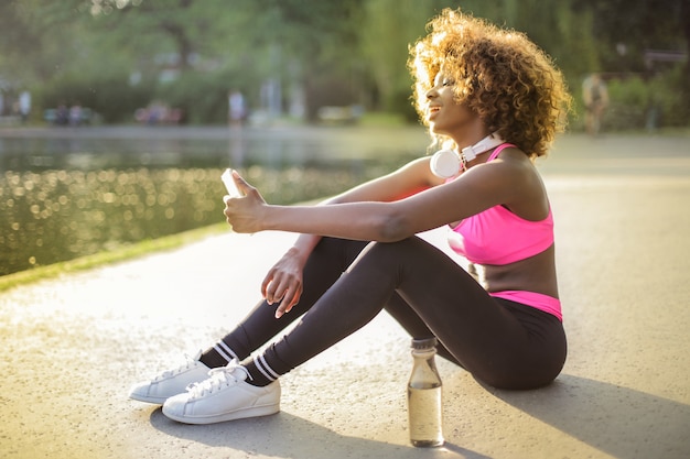 Ragazza afroamericana sportiva