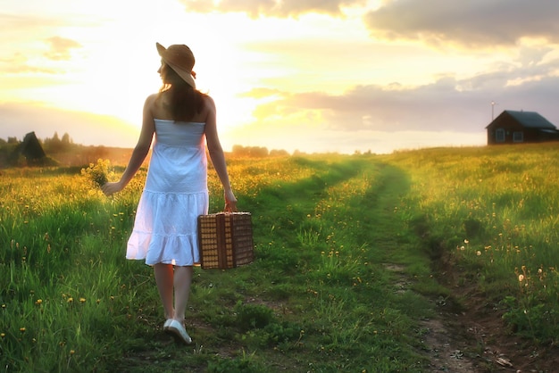 Ragazza al campo del tramonto