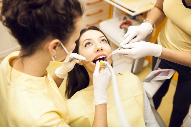 Ragazza al dentista