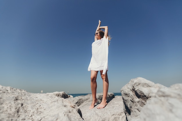 ragazza al mare