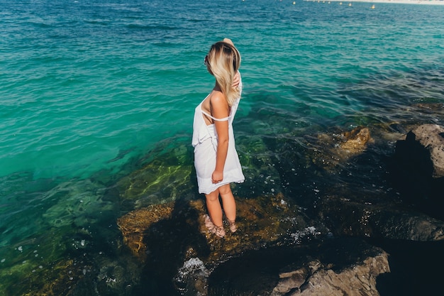 ragazza al mare