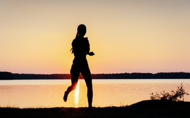 Ragazza al tramonto sul lago