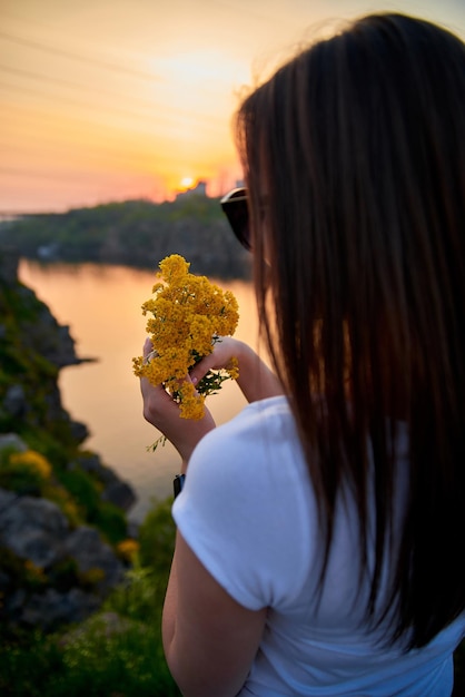 Ragazza al tramonto sullo sfondo del lago