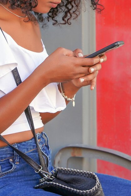 Ragazza all'aperto che esamina gli smartphone