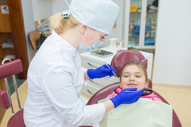 Ragazza alla clinica del dentista che tratta un dente