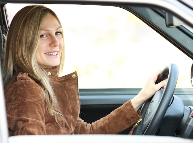 Ragazza alla guida di un'auto