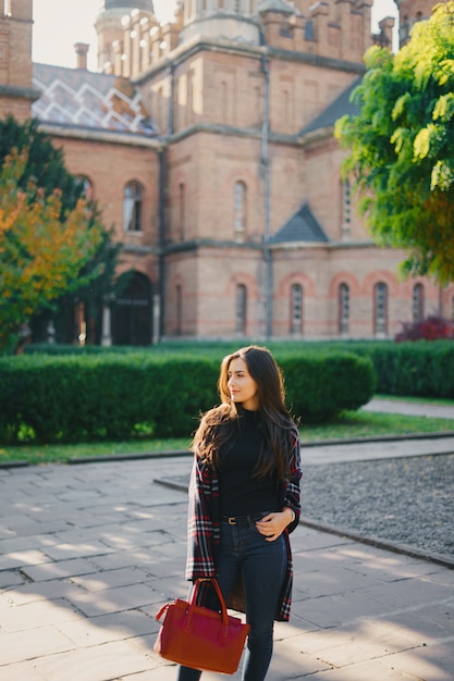 ragazza alla moda che esplora la città e parcheggia in autunno