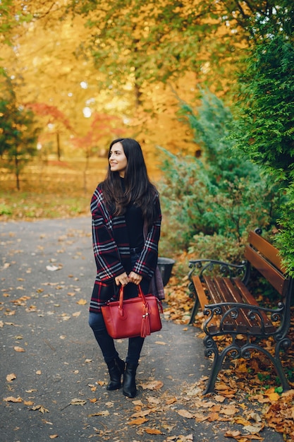 ragazza alla moda che esplora la città e parcheggia in autunno