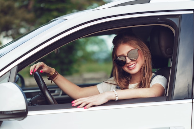 Ragazza alla moda che viaggiano in auto