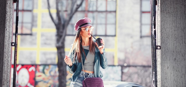 Ragazza alla moda con caffè