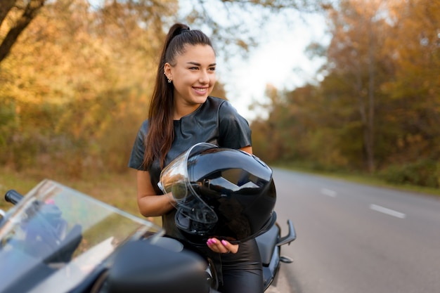 Ragazza alla moda e una moto