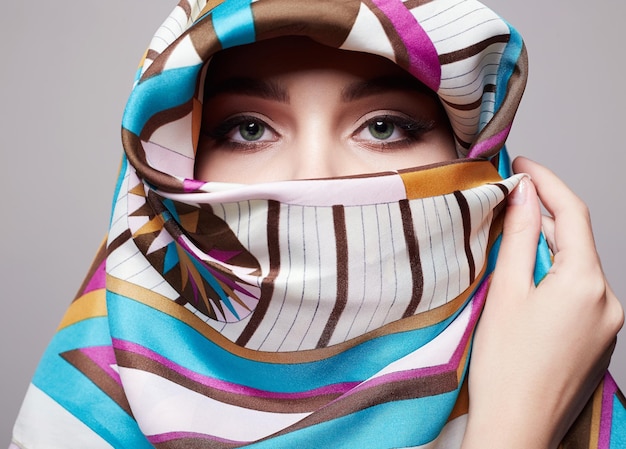 Ragazza alla moda in hijab colorato