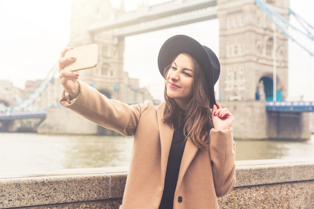 Ragazza alla moda prendendo un selfie a Londra