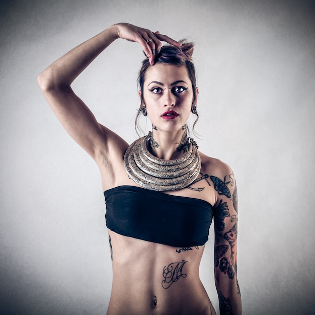 Ragazza alla moda tatuata