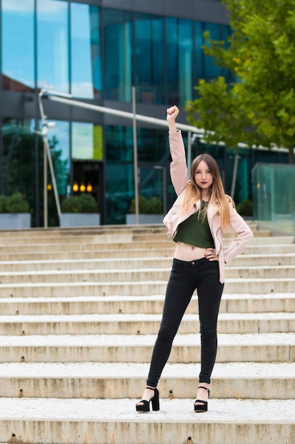 ragazza alla moda vicino edificio moderno