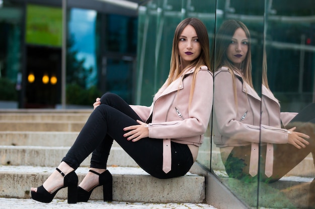 ragazza alla moda vicino edificio moderno