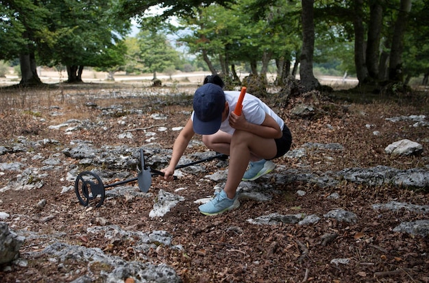 Ragazza alla ricerca del tesoro con il metal detector