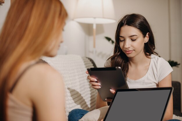 ragazza alla ricerca di qualche notizia nel suo tablet mentre passa del tempo con il suo amico zenzero