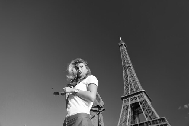 Ragazza alla torre eiffel a parigi francia su cielo blu