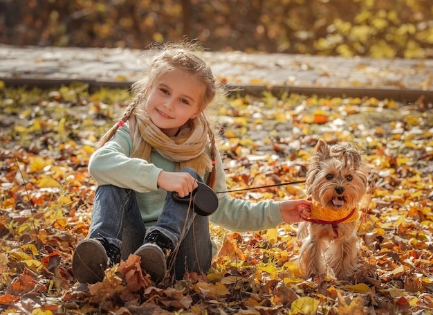 Ragazza allegra che gioca con il cane