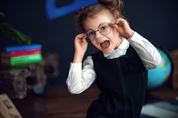 Ragazza allegra che regola i vetri e sorridere