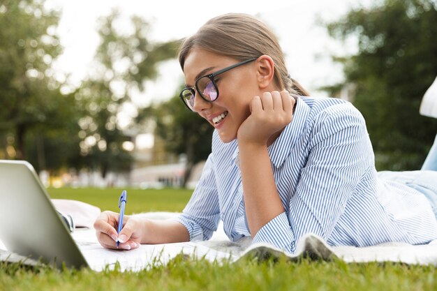 Ragazza allegra che trascorre del tempo al parco