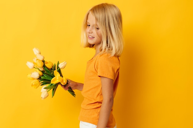 Ragazza allegra con un mazzo di fiori vacanza regalo divertente