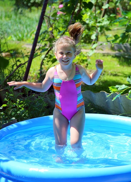 Ragazza allegra in piscina gonfiabile