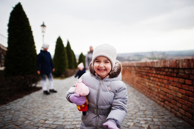 Ragazza allo storico castello di Mikulov Moravia Repubblica Ceca Vecchia città europea