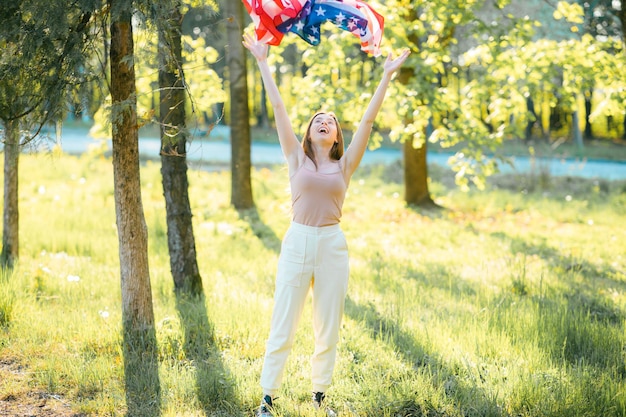 Ragazza americana Felice giovane donna con bandiera USA