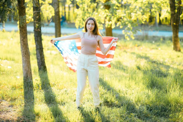 Ragazza americana Felice giovane donna con bandiera USA