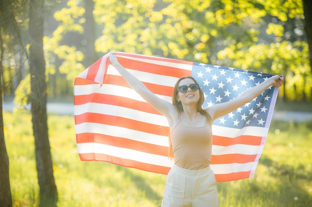 Ragazza americana Felice giovane donna con bandiera USA