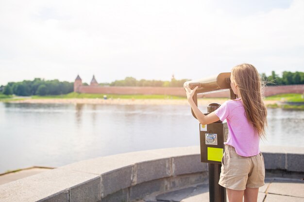 Ragazza ammirando il Cremlino di Novgorod al fiume Volkhov