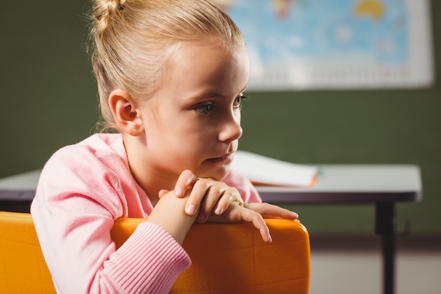 Ragazza appoggiata alla sedia