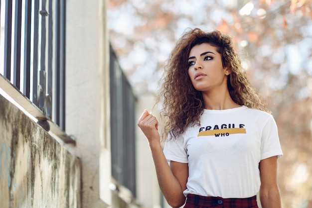 Ragazza araba in abiti casual in strada.