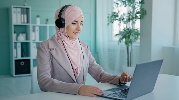 Ragazza araba in hijab rosa imprenditrice islamic help line manager donna musulmana in cuffie agente di