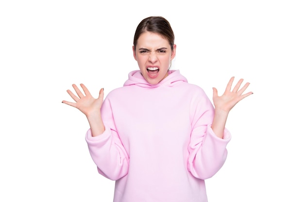 Ragazza arrabbiata in felpa con cappuccio rosa isolata su sfondo bianco