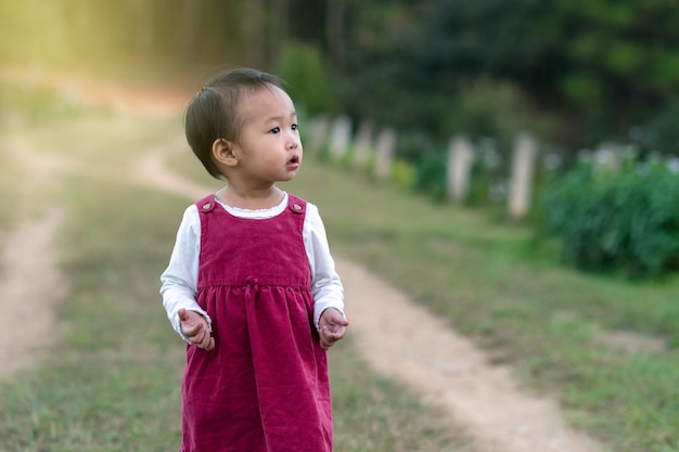 Ragazza asiatica al concetto della foresta, dei bambini e di famiglia