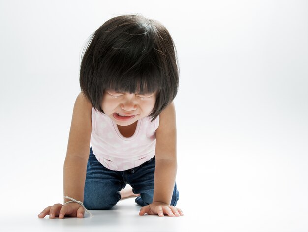 ragazza asiatica che grida isolato