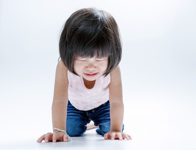 ragazza asiatica che grida isolato