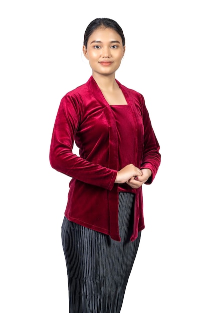 Ragazza asiatica che indossa abiti tradizionali kebaya rossi