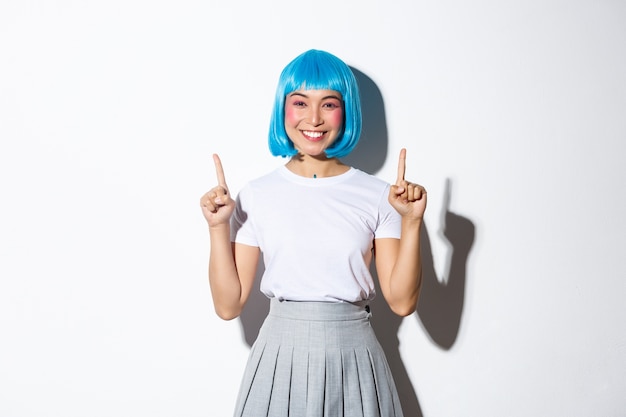 Ragazza asiatica che indossa una parrucca corta blu