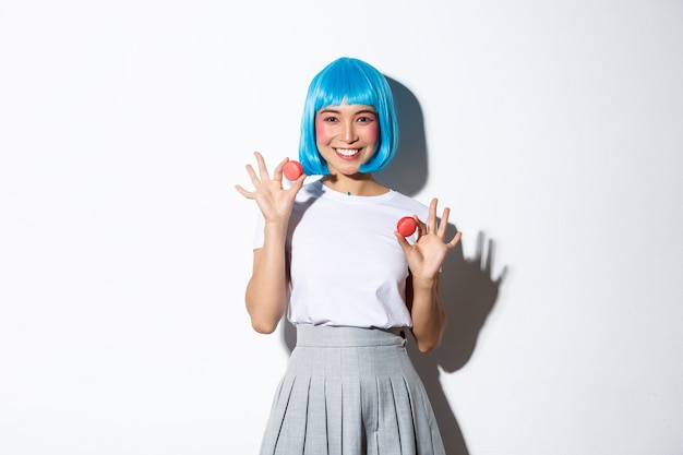 Ragazza asiatica che indossa una parrucca corta blu