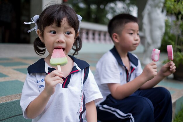 ragazza asiatica che mangia il gelato