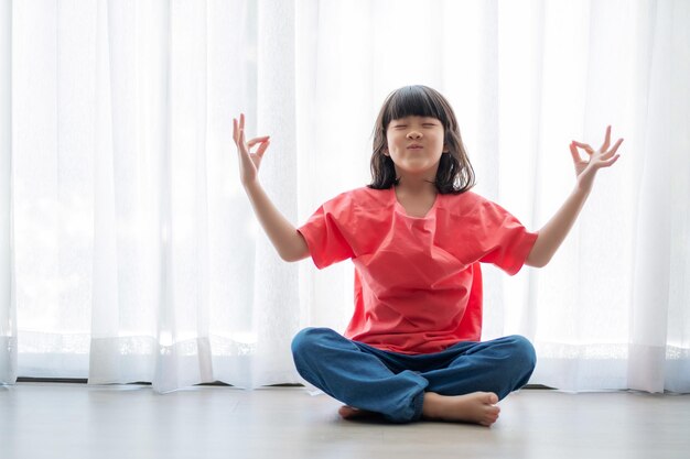 Ragazza asiatica che medita, bambino adorabile