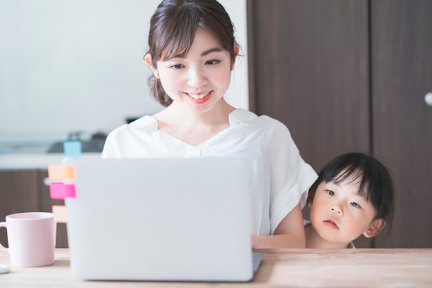 Ragazza asiatica coccole fino alla mamma